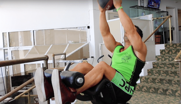 Comment faire le relevé de buste sur banc incliné