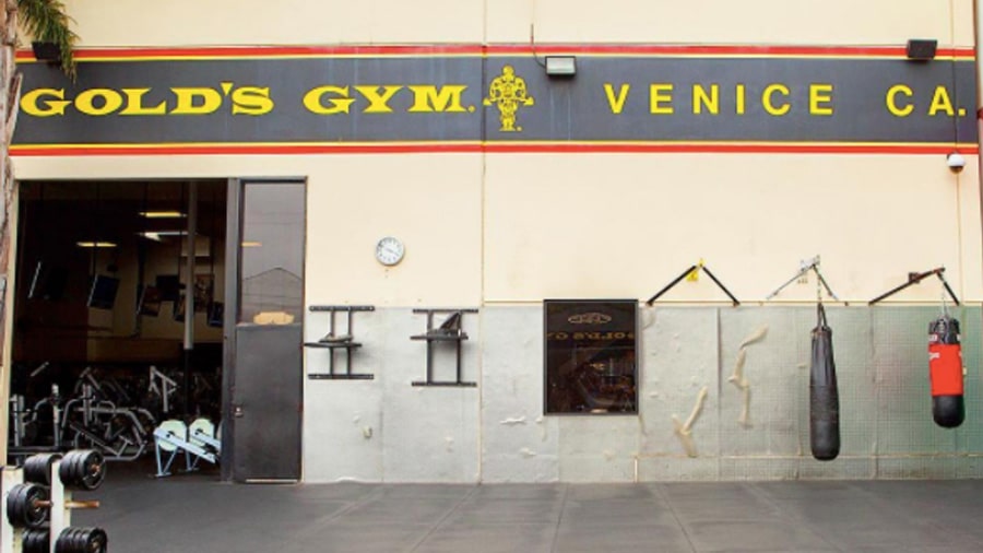L'espace d'entraînement extérieur du Gold's Gym à Los Angeles.
