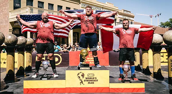 3 athlètes sur le podium de la compétition The World's Strongest Man.