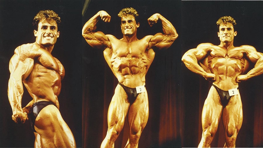 Francis Benfatto pose lors d'un concours de bodybuilding.