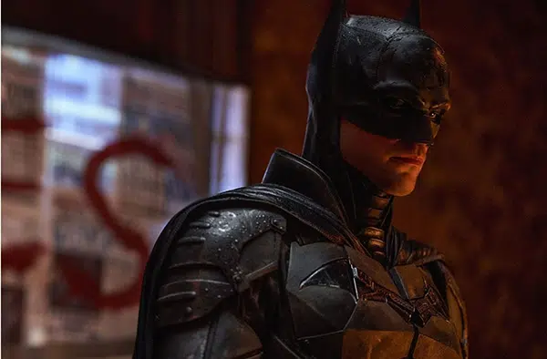 Robert Pattinson dans le costume du super-héros Batman.