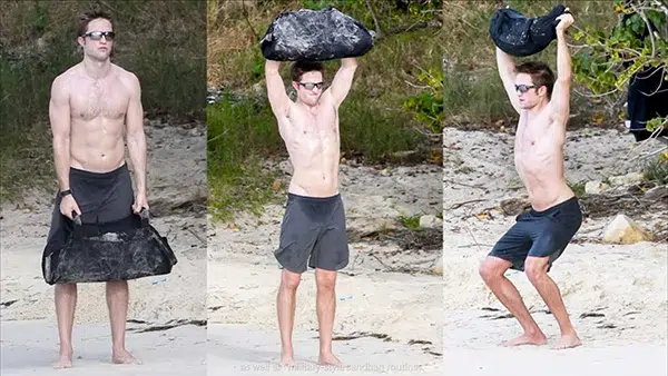 Robert Pattinson s'entraîne torse nu dans le sable.