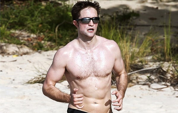 L'acteur Robert Pattinson fait un footing torse nu sur la plage.