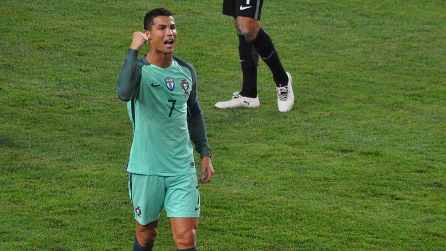 Le joueur de football Cristiano Ronaldo en train de célébrer un but sous le maillot du Portugal.