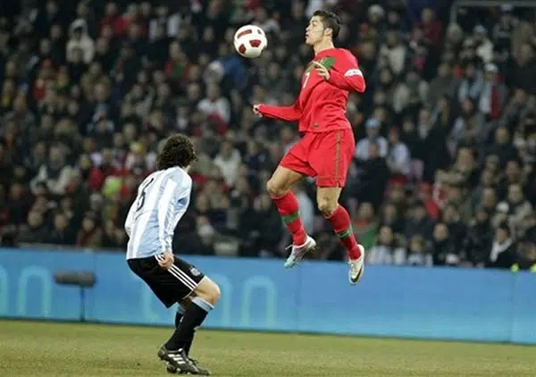 Cristiano Ronaldo effectue une remise de la poitrine en sautant face à l'équipe d'Argentine.