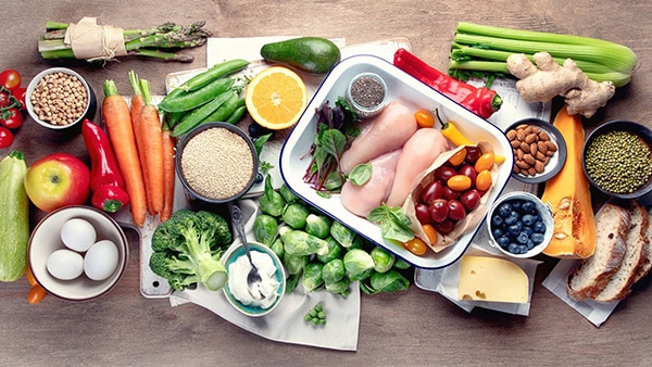 De nombreux produits à inclure dans une alimentation équilibrée : légumes, fruits, oeufs, poisson, poulet, légumineuses...