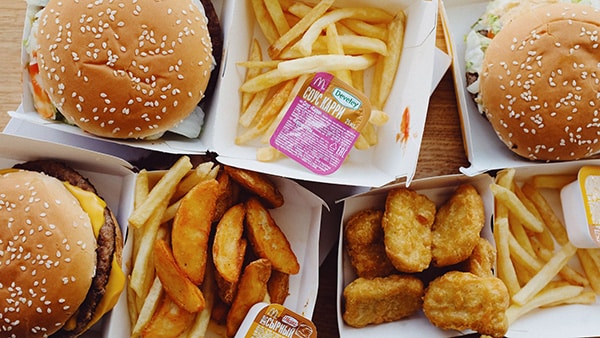 Des hamburgers, des frites et des nuggets d'une grande enseigne de fast-food, une alimentation salée qui favorise la rétention d'eau.