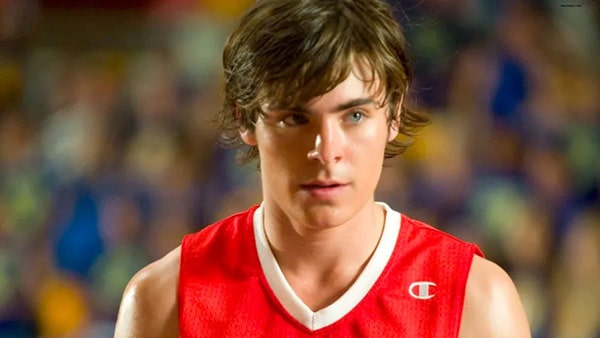 Une photo de Zac Efron en tenue de basket-ball pour son rôle de Troy Belton dans High School Musical.