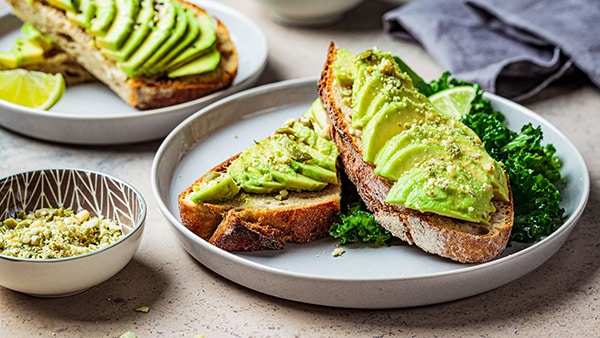 Two plates placed on a table, inside which are placed avocado toasts.