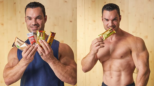 Sports coach Julien Quaglierini eating a protein bar from the Prozis sports nutrition brand.