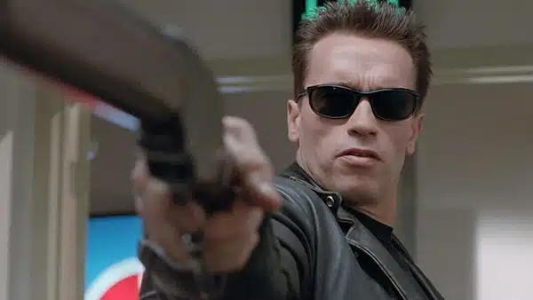 Arnold Schwarzenegger dans son célèbre rôle de Terminator au cinéma.