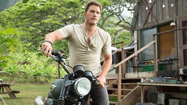 L'acteur américain Chris Pratt sur une moto, dans une scène du film Jurassic World.