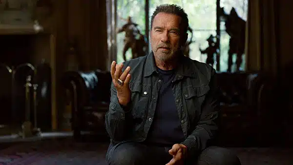 Arnold Schwarzenegger en interview lors du tournage de la série Netflix retraçant sa vie.