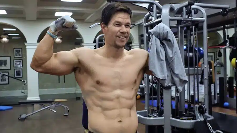 L'acteur américain Mark Wahlberg torse nu, dans sa propre salle de musculation.