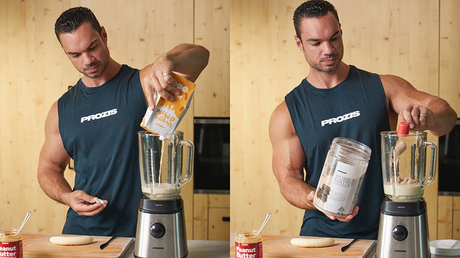 Le coach sportif Julien Quaglierini en train de préparer une collation de musculation en mettant du lait d'amande et de la whey protéine dans un mixeur.
