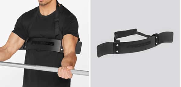 Deux photos de l'arm blaster, un accessoire de musculation permettant d'isoler le travail des biceps lors des exercices de curl.