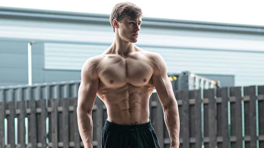 L'influenceur fitness David Laid torse nu, muscles et abdos apparents.