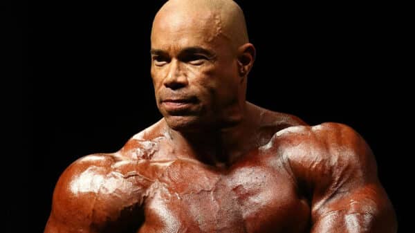 Le bodybuilder professionnel Kevin Levrone torse nu.