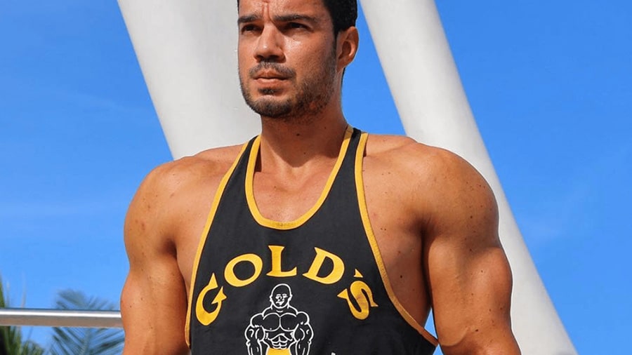 Le coach sportif Julien Quaglierini en débardeur Gold's Gym.