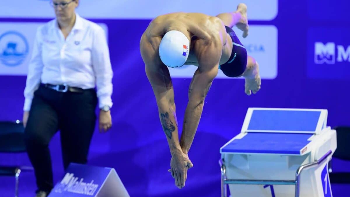 Le nageur français Florent Manaudou plonge dans le bassin lors d'une compétition.