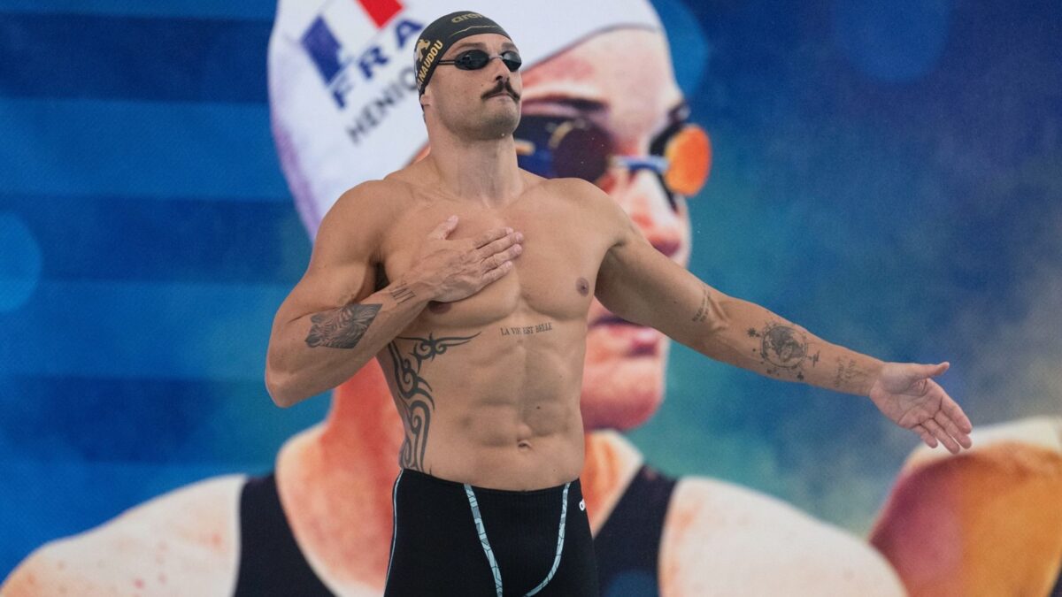 Le nageur de l'équipe de France, Florent Manaudou, torse nu, bonnet et lunettes sur la tête, juste avant une compétition.