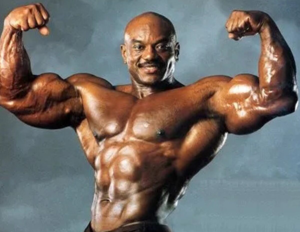 Le culturiste Sergio Oliva torse nu.