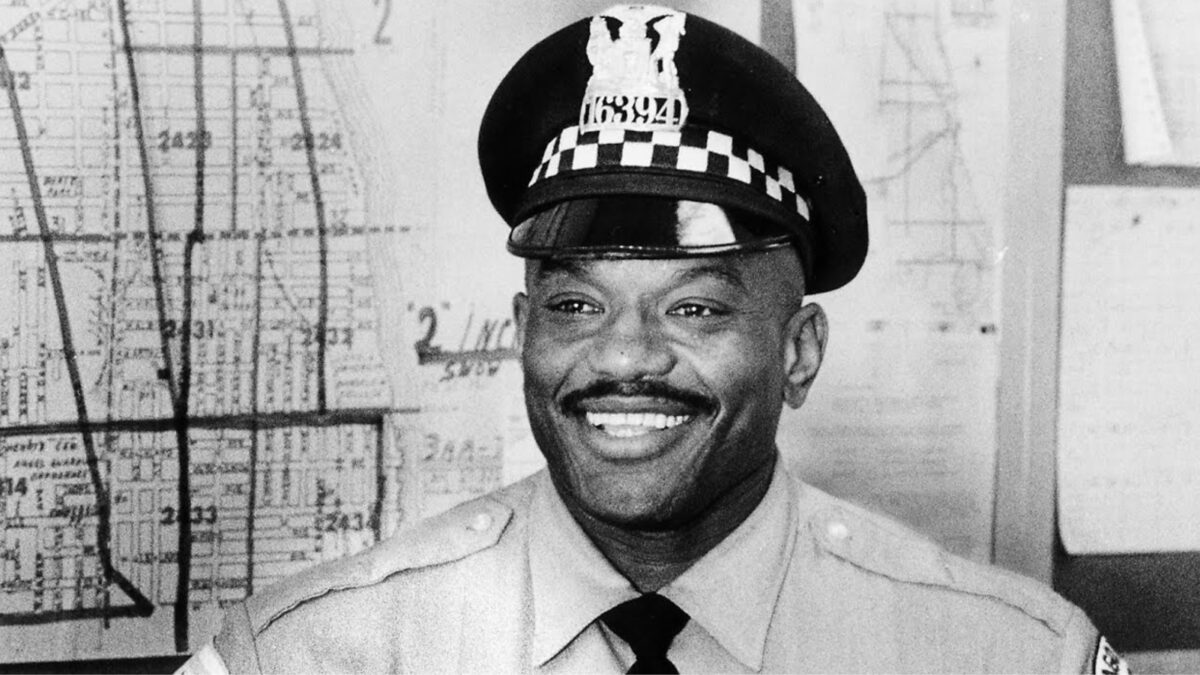 Sergio Oliva dans sa tenue de policier à Chicago.