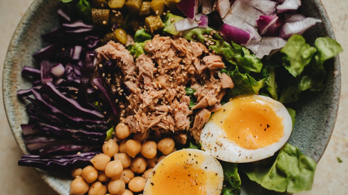 Un repas équilibré avec des oeufs, du thon et de la salade.