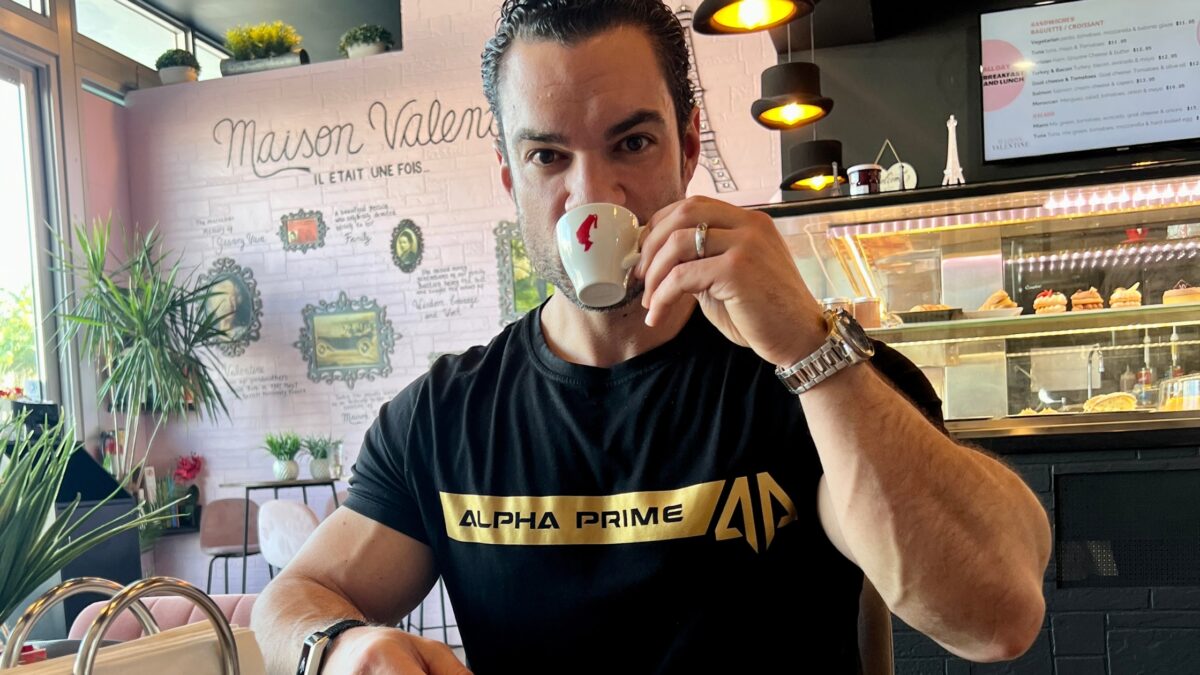 Le coach sportif Julien Quaglierini en train de boire un café, un aliment essentiel pour favoriser la thermogenèse.