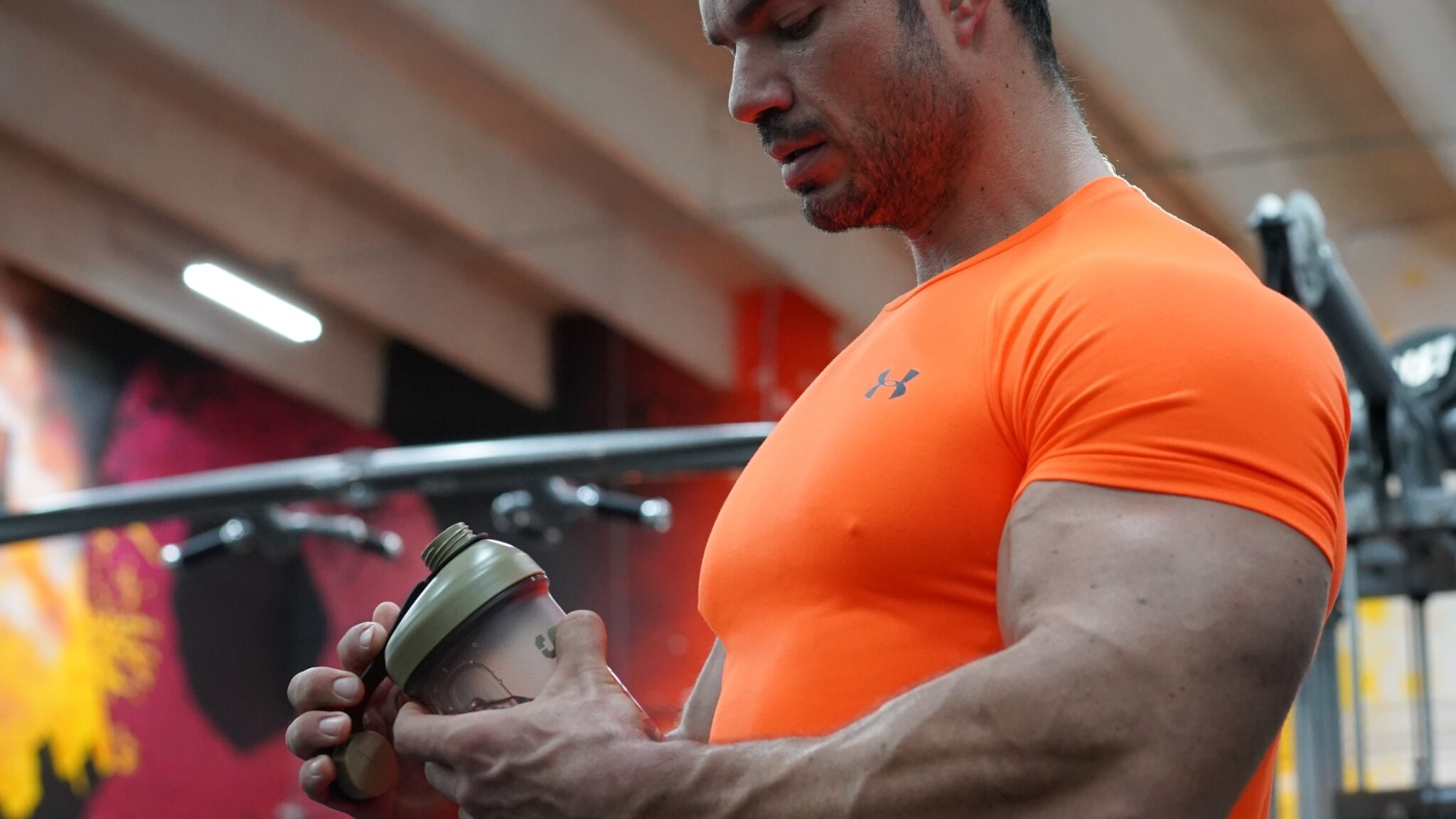 Le coach sportif Julien Quaglierini en train de consommer un shaker contenant de la glycine pour profiter de ses bienfaits.