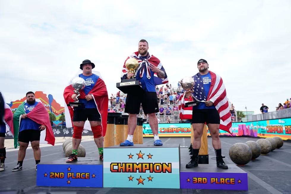 Le podium de l'édition 2024 de la compétition de strongman World's Strongest Man, avec le vainqueur Tom Stoltman.