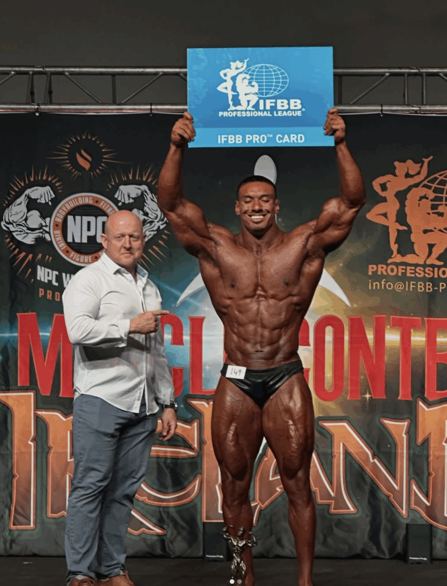 Le bodybuilder Larry Wheels, torse nu sur scène lors d'une compétition de culturisme, après avoir obtenu sa carte IFBB Pro.