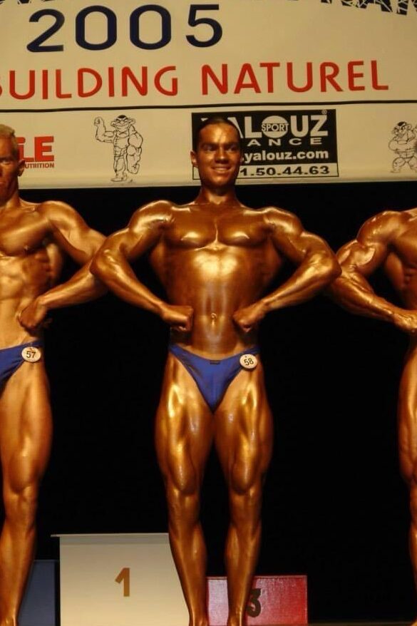Julien Quaglierini sur scène lors d'une compétition de bodybuilding naturel en 2005, l'une de ses premières compétitions avant d'obtenir sa carte IFBB Pro en 2016